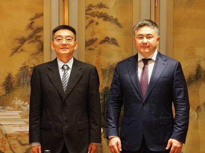 跨境清算公司董事长汪洪波与哈萨克斯坦国家银行行长提穆尔·苏莱曼诺夫一行举行会谈